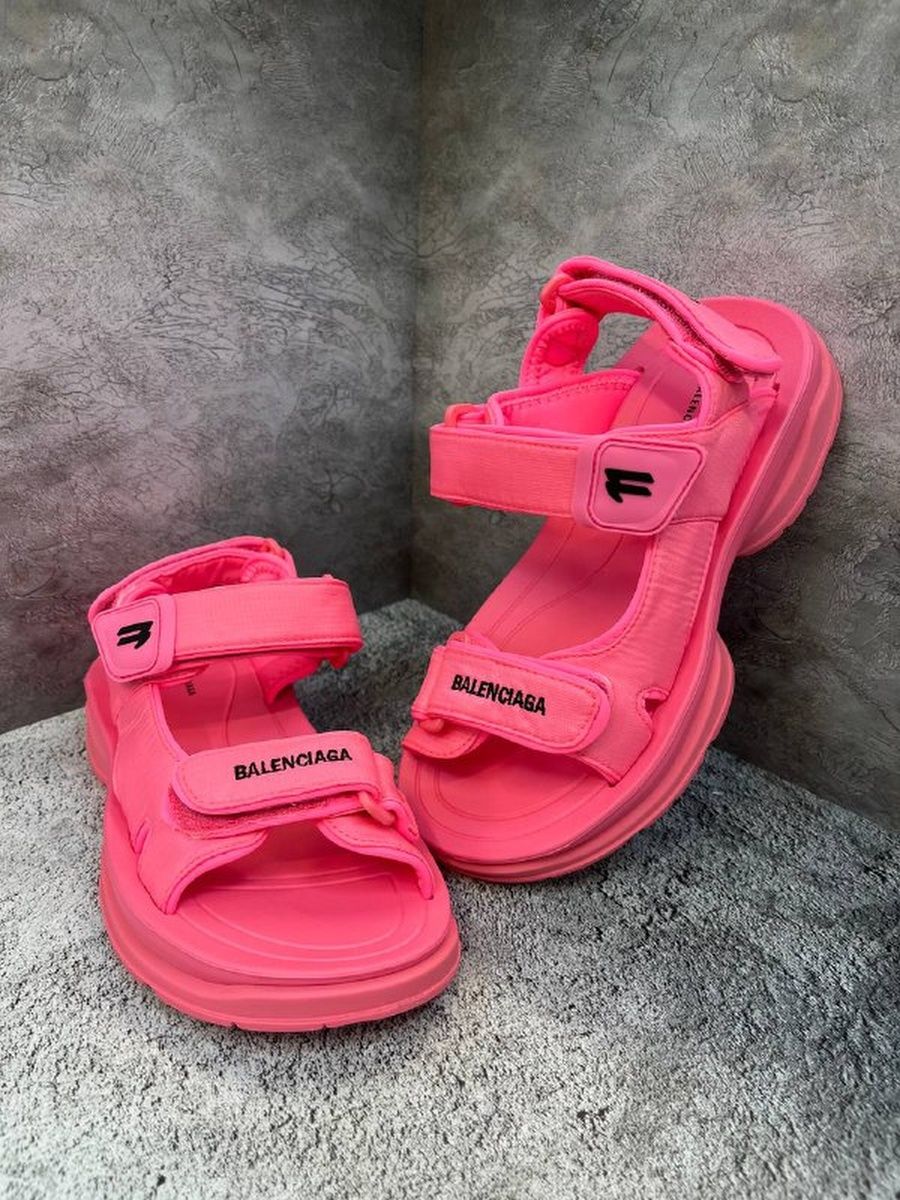 Сандали Balenciaga women's Tourist Sandal in Pink. Босоножки Баленсиага. Босоножки Balenciaga. Баленсиага сандалии бутылки.