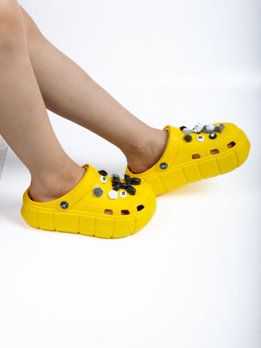 Сабо леопард. Леопардовые Crocs сабо. Шлепки леопард. Леопардовые сабо. Сабо леопард на шпильке.