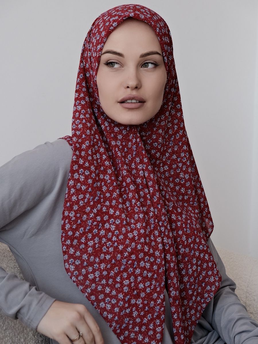Фото женщины в платке мусульманки с букетом роз.