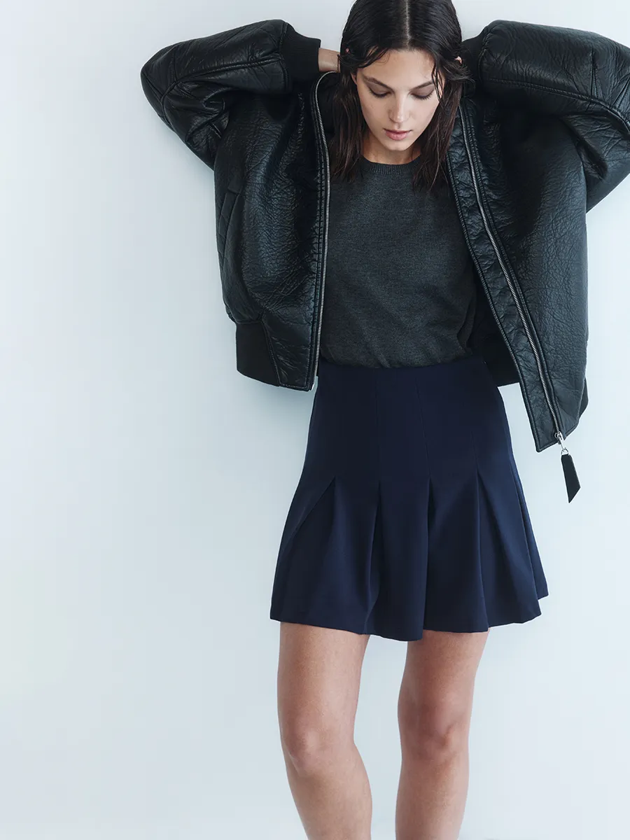 Дәретханадағы қыздардың жасырын камера суреттері Тейлор Момсеннің жалаңаш суреттері