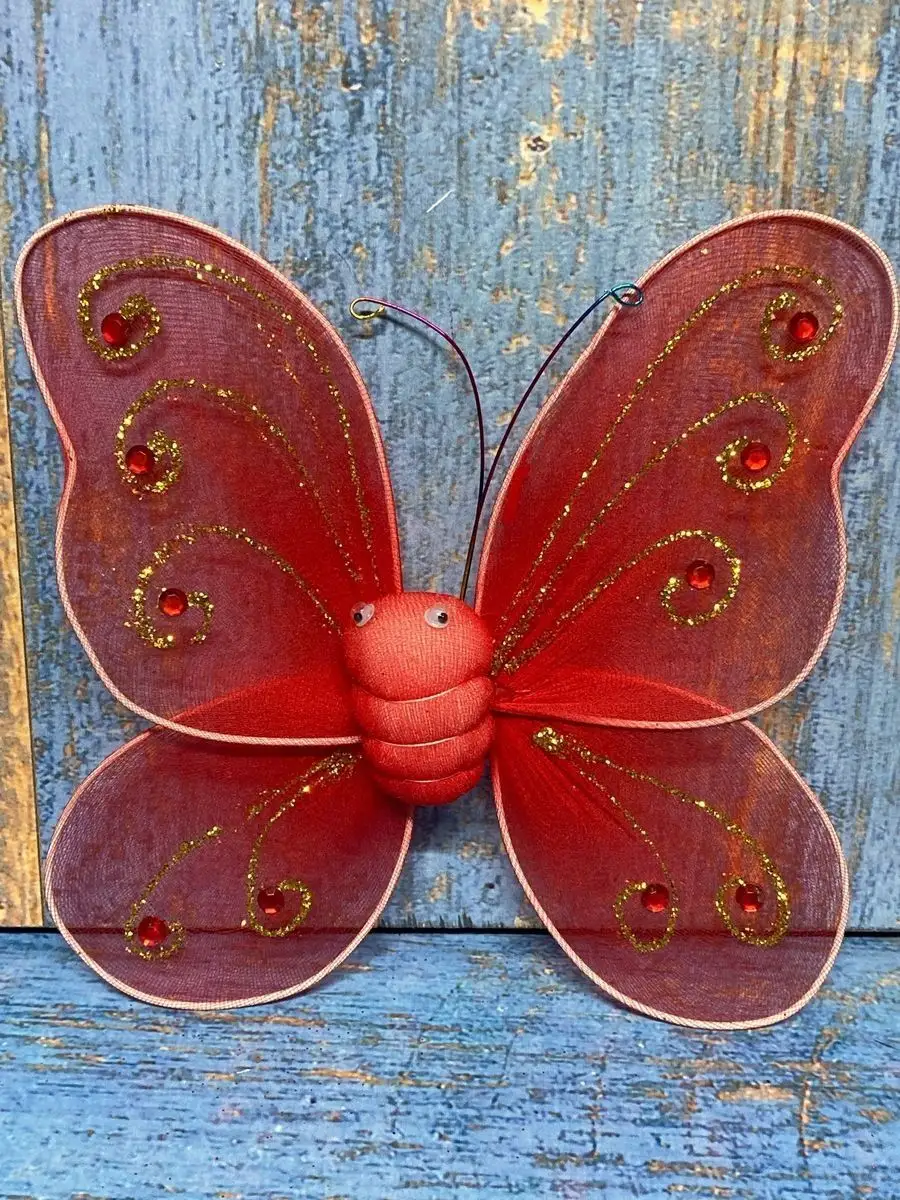 Декор стены «живыми» бабочками