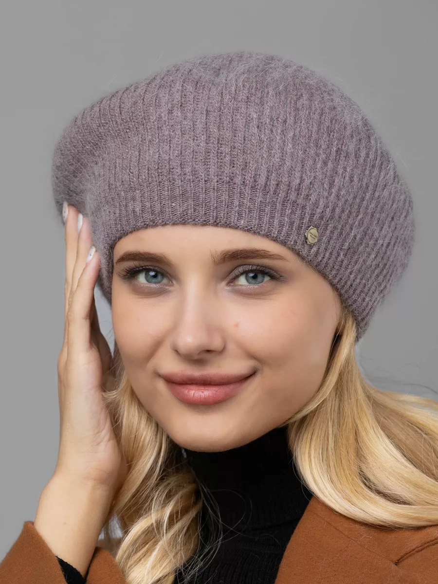 Женская вязаная шапка осенняя с нашивкой сиреневая - купить в интернет магазине Аржен