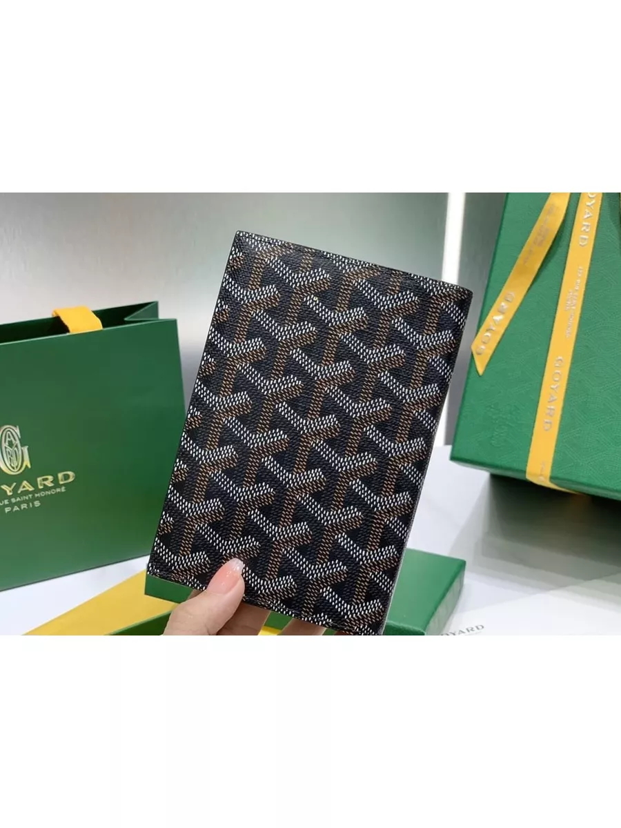 Goyard passport outlet holder green