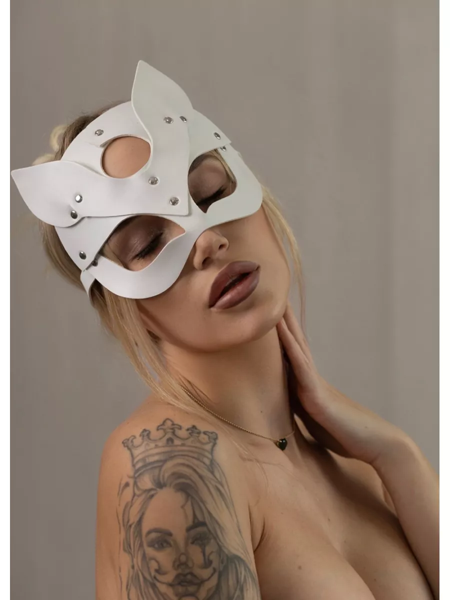 Девушка в маске отвлеклась от порно игры для дрочки сиськами и минета - LabPorn