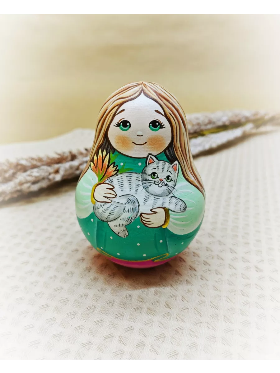 Неваляшка деревянная с кошечкой