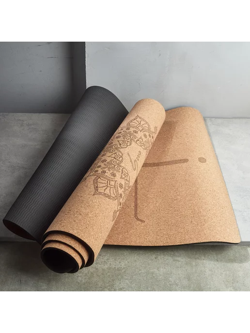 подготовленный коврик для йоги с блоком и ремнем