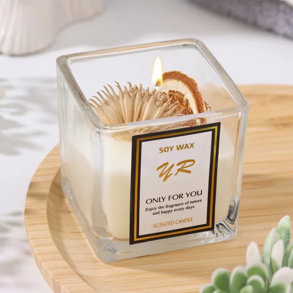 Свеча ароматическая в стакане Soy Wax, апельсин и цветок