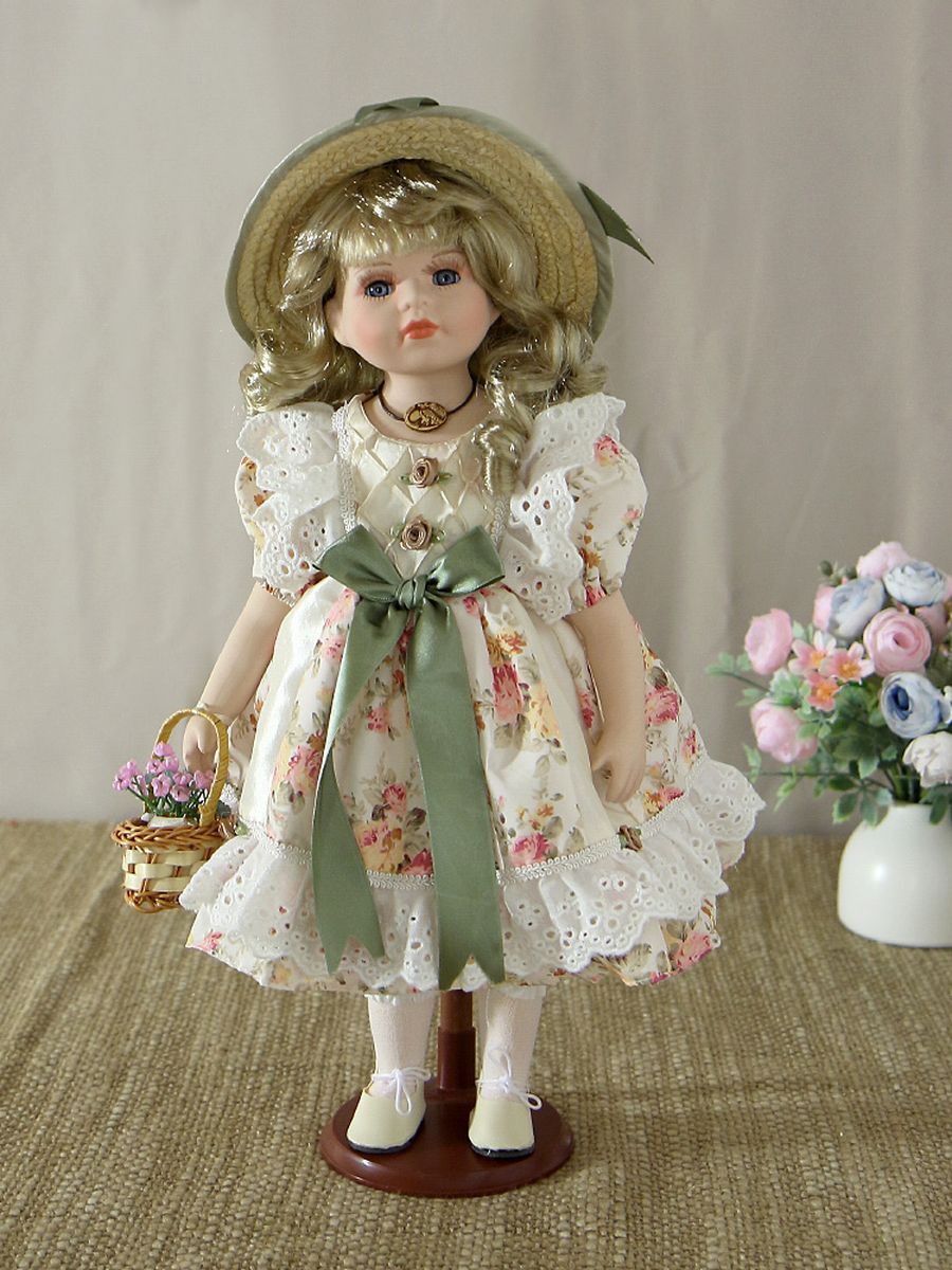Фарфоровая кукла на подставке. Кукла с цветами. Кукла Таня. Кукла Таня игрушка. Долл холли