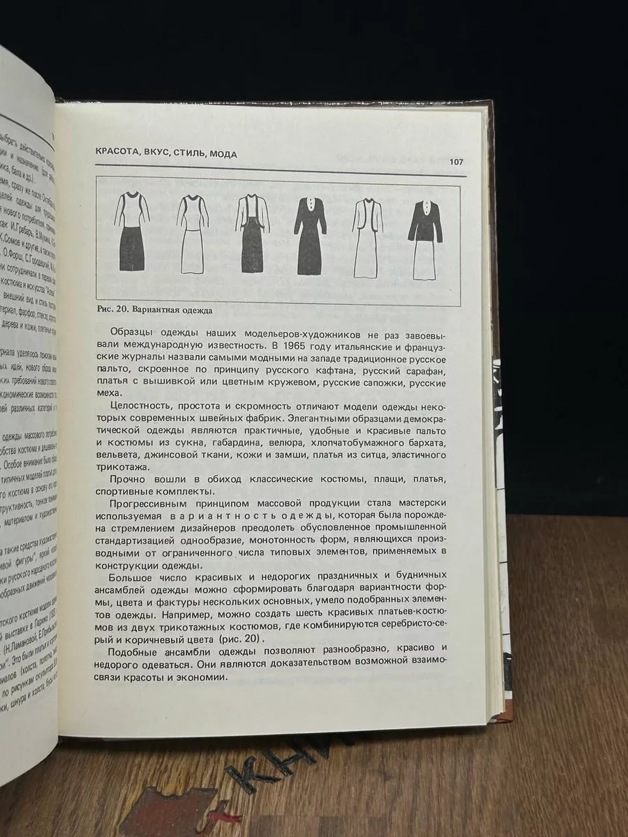 Порнуха ТВ - Русская девушка в кожаной одежде подставляет щели для домашнего секса 