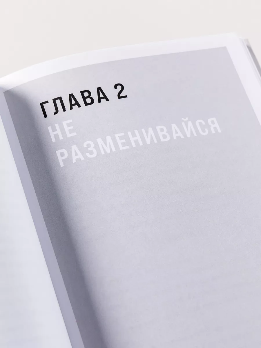 Он делает жим лежа, а подружка-подросток приседает на его члене